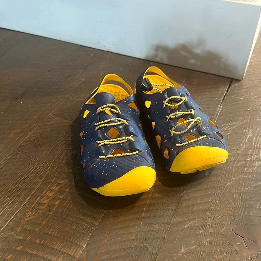 Keens kids size 5